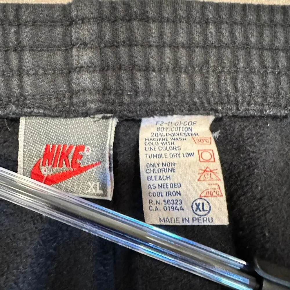 Vintage Black Nike Shorts - Picture 2 of 3